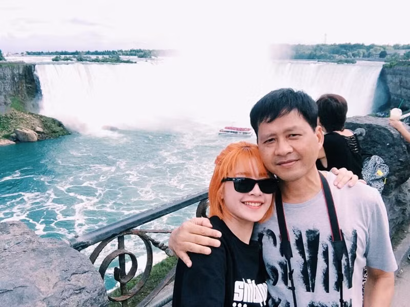 Chi Pu khoe ảnh bên bố trong một chuyến đi nước ngoài. Ảnh: FB Chi Pu.