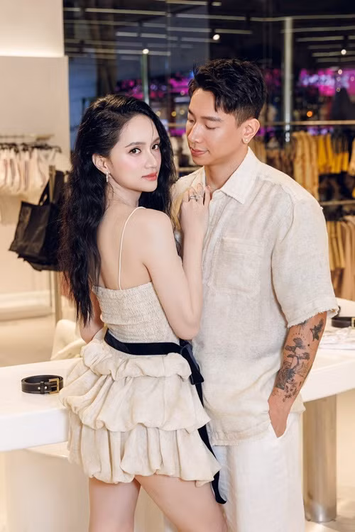 Hương Giang và Phú Cường khá thân mật tại sự kiện. Ảnh: FB Hương Giang.