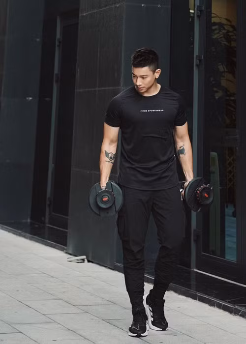 Cùng với gương mặt nam tính, góc cạnh, bạn trai tin đồn của Hương Giang sở hữu thân hình săn chắc. Ảnh: FB Phú Cường.