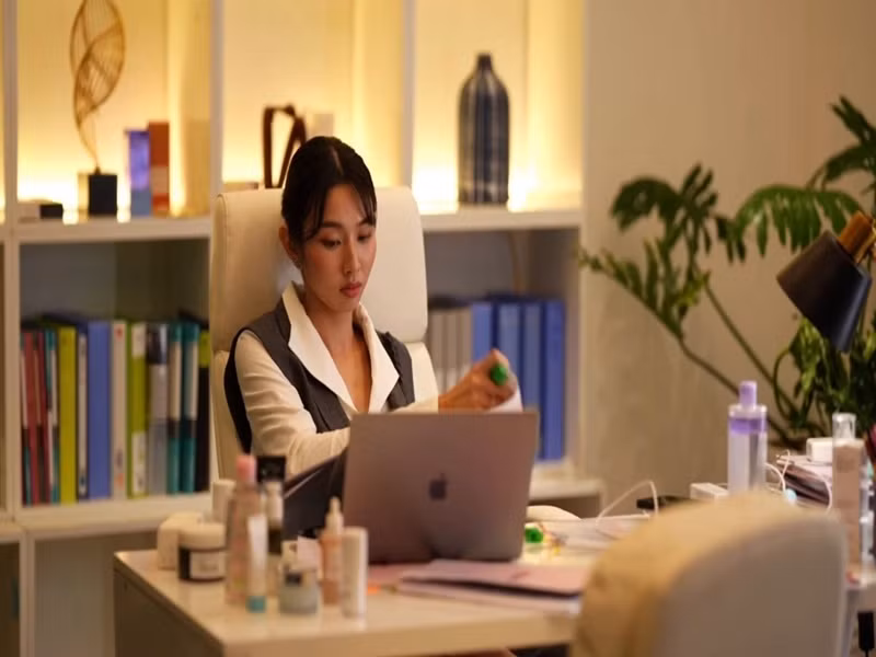 Nguyễn Thúc Thùy Tiên đóng phim Chốt đơn cùng MC Quyền Linh. Ảnh: VOV.