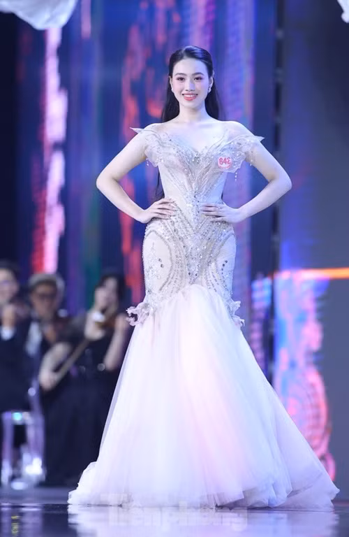 Các cô gái khoe nhan sắc lộng lẫy với trang phục dạ hội. Ảnh: Tiền Phong.