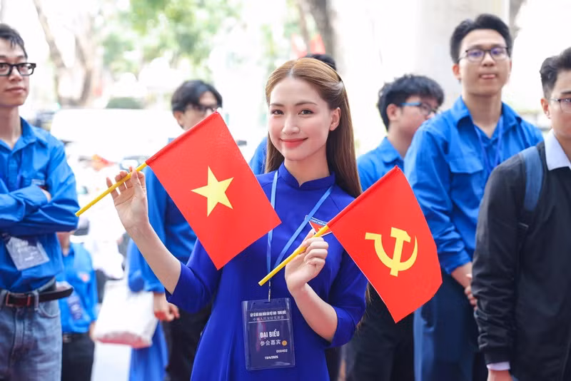 Vào sáng ngày 15/4, Hòa Minzy là 1 trong các đại biểu trẻ tham gia Liên hoan hữu nghị nhân dân Việt Nam - Trung Quốc.