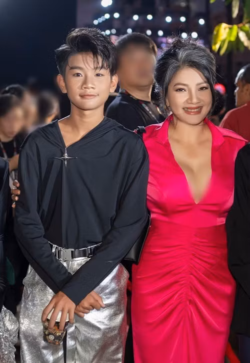 Con gái đầu lòng và con trai thứ hai của Kiều Trinh đều đóng phim.