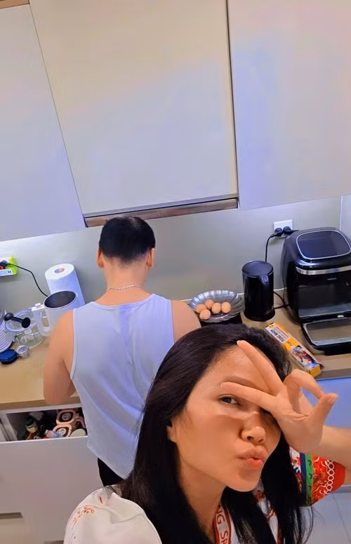 Mỗi ngày nếu không đi làm sớm Tuấn Khôi sẽ nấu ăn cho H'hen Niê, thường sẽ tìm món đơn giản, dễ chế biến.