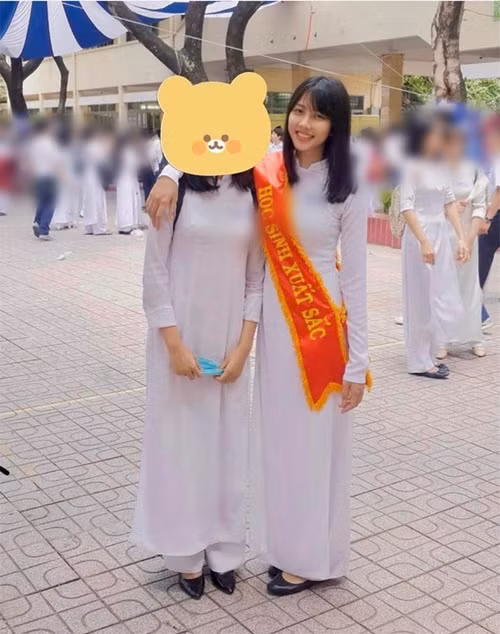  Hoa hậu Thùy Tiên có tuổi thơ không êm đềm. Trong cuộc phỏng vấn với Znews, người đẹp chia sẻ, bố mẹ cô ly hôn từ năm cô mới 4 tuổi. Ảnh: FB Thùy Tiên.
