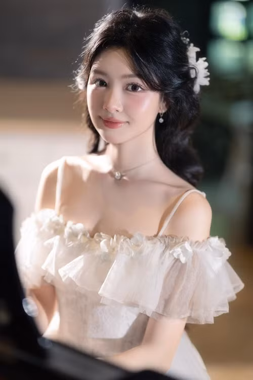Lọ Lem thực hiện nhiều bộ ảnh nghệ thuật ghi lại vẻ đẹp tuổi đôi mươi. Ảnh: FB Lọ Lem.