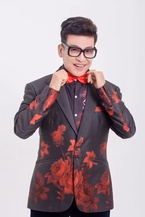 Sức khỏe của Thanh Bạch đã ổn định. Nam MC hiện tại vẫn phải sử dụng nạng khi di chuyển. Ảnh: FB Thanh Bạch.