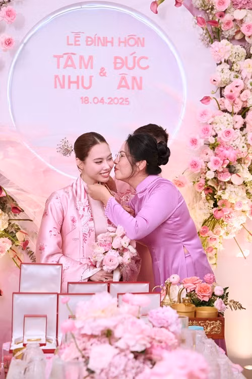 Tâm Như được lòng mẹ chồng. "Lúc nào mẹ gặp mình, mẹ cũng ôm ấp, nay đám hỏi mẹ dành hẳn cái thơm má cho con dâu", nàng hậu chia sẻ.