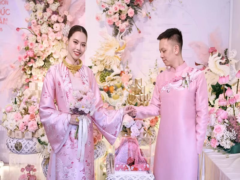 Trong lễ đính hôn mang tông màu hồng, chú rể và cô dâu diện áo dài.