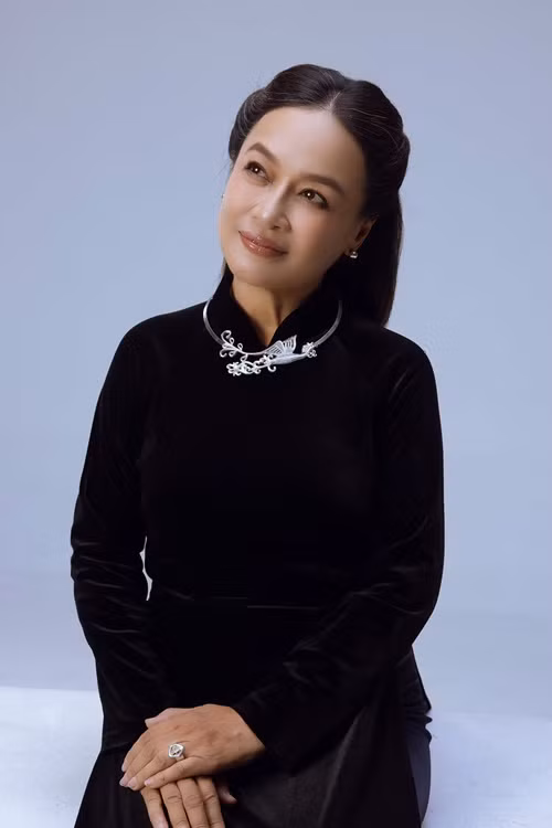 Nghệ sĩ Tú Oanh chia sẻ trong cuộc phỏng vấn với Tiền Phong, cô không phẫu thuật thẩm mỹ vì sợ đau.