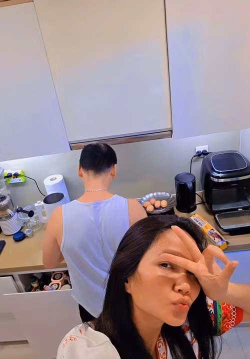 Vợ chồng H’hen Niê - Tuấn Khôi liên tục khoe hôn nhân ngọt ngào Vo chong H’hen Nie - Tuan Khoi lien tuc khoe hon nhan ngot ngao