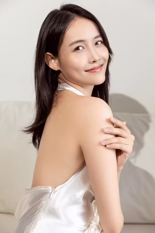 Sau khi tốt nghiệp phổ thông, chân dài sinh năm 1995 đầu quân vào công ty của ông bầu Khắc Tiệp.