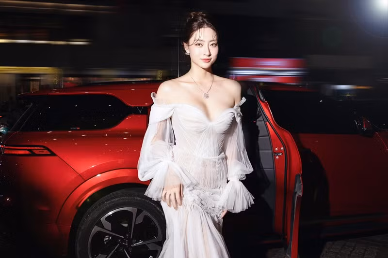 Nhan sắc của Lương Thùy Linh “thăng hạng” sau 6 năm cô rời cuộc thi Miss World Vietnam 2019. Ảnh: FB Lương Thùy Linh.