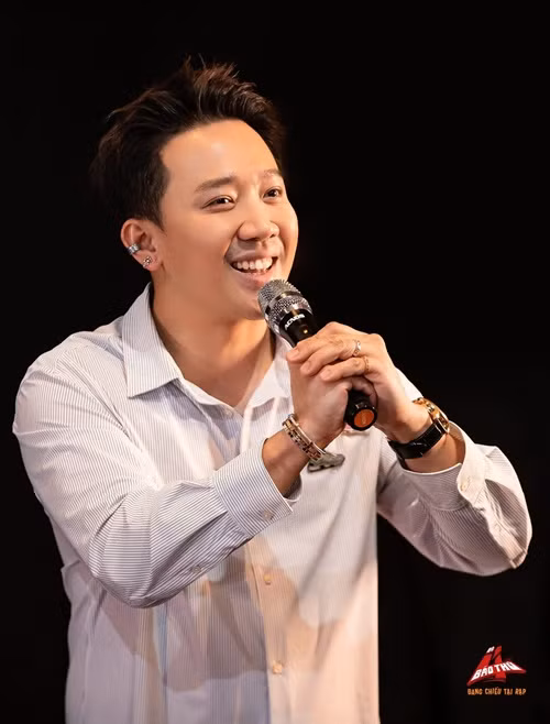 “Tại sao các bạn lại lấy hình ảnh tôi ra treo ngay cửa hàng và bảo là tôi đã tin dùng sản phẩm này để đánh lừa mọi người như vậy? Không thể chấp nhận được. Các bạn kinh doanh phải trung thực. Đây là hành vi sử dụng hình ảnh của nghệ sĩ không được sự cho phép để lừa đảo khách hàng. Luật sư của tôi đang làm đơn khởi kiện cửa hàng này”, Trấn Thành bày tỏ. Ảnh: FB Trấn Thành.