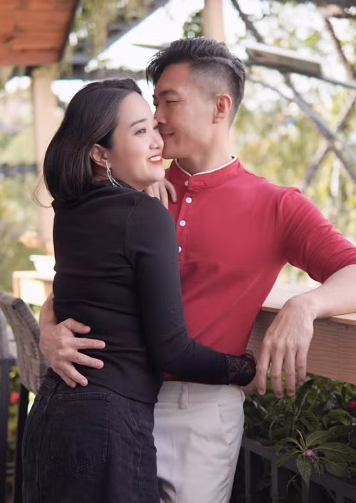 Ban đầu, gia đình Hồng Phượng không ủng hộ chuyện tình của nữ MC bởi Quốc Cơ là nghệ sĩ xiếc. Tuy nhiên, cuối cùng bố mẹ của Hồng Phượng cũng đồng ý cho cả hai tiến tới hôn nhân. Quốc Cơ và Hồng Phượng quyết định làm đám cưới chỉ sau 6 tháng tìm hiểu.