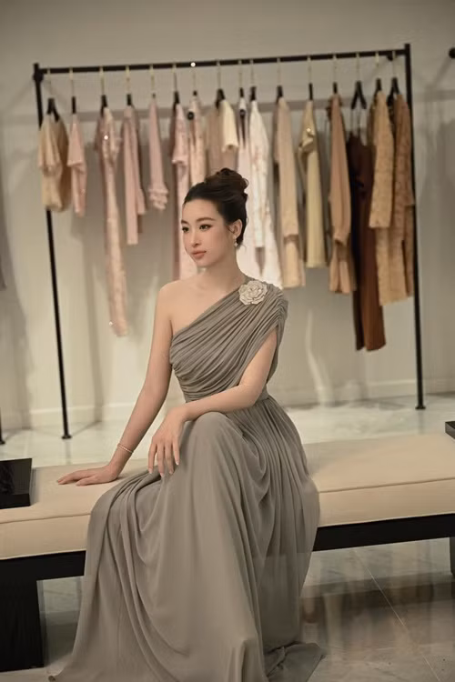 Trước khi kết hôn, người đẹp đã tốt nghiệp khoa Quản trị kinh doanh tại trường Đại học Ngoại thương (Hà Nội).