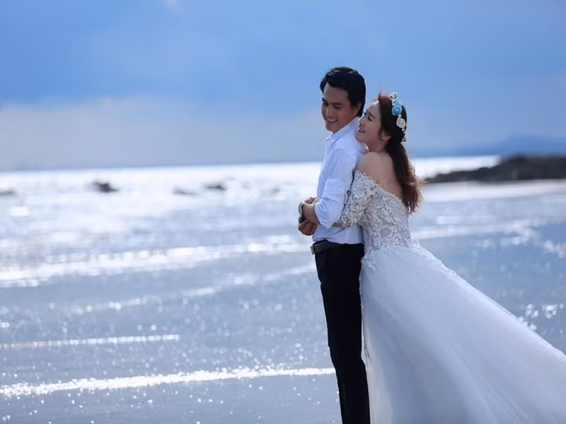 Là diễn viên, anh không ngại soạn hàng, làm shipper cho bạn đời. Theo Trúc Trương, Cao Minh Đạt sẵn sàng chia sẻ công việc nhà.