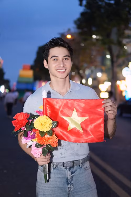 Phạm Tuấn Ngọc gửi lời kêu gọi đến tất cả các bạn trẻ và người dân hãy cùng anh giữ gìn vệ sinh môi trường trong đại lễ. "Khi tham gia xem diễu binh, diễu hành, mọi người nhớ đừng xả rác bừa bãi, cùng nhau thu gom rác và giữ cho thành phố mình luôn sạch đẹp nhé! Một hành động nhỏ nhưng góp phần lan tỏa ý thức lớn vì môi trường xanh sạch đẹp!", anh viết. Ảnh: FB Phạm Tuấn Ngọc.