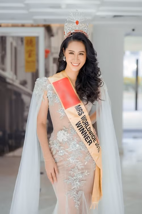 Ở tuổi 35, sau 1 lần sinh nở, Dương Thùy Linh đăng quang Mrs Worldwide-Hoa hậu Phụ nữ Toàn thế giới 2018.