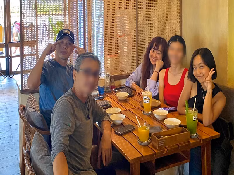 Khánh Ly khoe ảnh đi ăn uống cùng vợ chồng Thái Hòa.