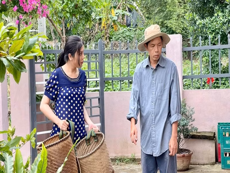 Trước đó, trong phim truyền hình Mẹ rơm lên sóng năm 2022, nữ ca sĩ Lily Chen cũng có tạo hình người phụ nữ miền quê. Để phù hợp với vai diễn, cô mượn quần áo của dì.