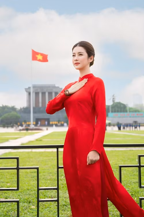 Trình Mỹ Duyên cũng diện áo dài, thực hiện bộ ảnh nghệ thuật hướng đến Lễ kỷ niệm 50 năm Ngày Giải phóng miền Nam, thống nhất đất nước. Ảnh: FB Trình Mỹ Duyên.