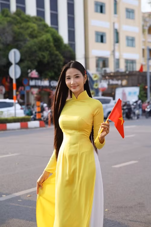 Hoàng Thùy cảm thấy may mắn, hạnh phúc khi được hòa mình vào đại lễ 30/4. Cô diện áo dài tông vàng khi xuống phố. Ảnh: FB Hoàng Thùy.