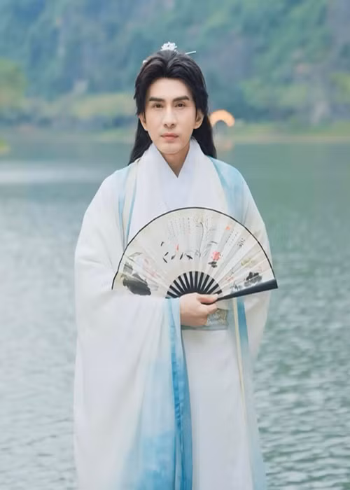 Dan Truong giau “khung”, van doc than sau 4 nam ly hon