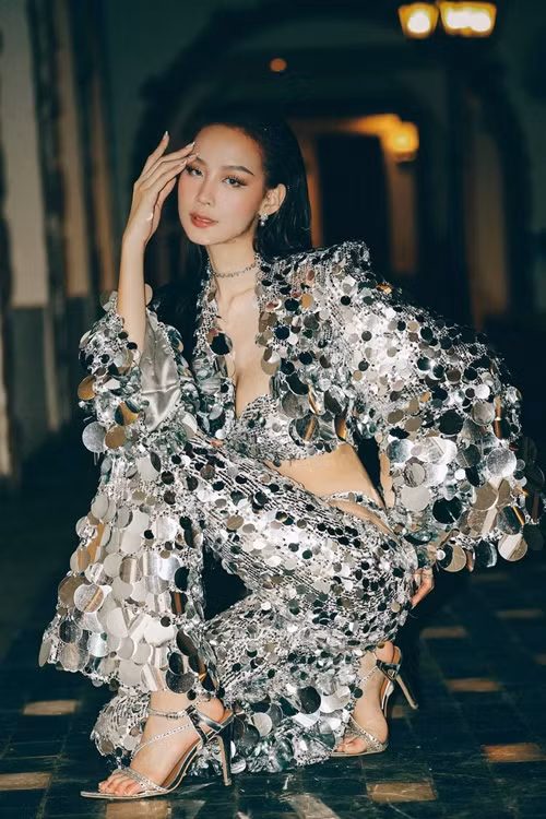 Nàng hậu gốc Cần Thơ khiến nhiều người trầm trồ khi nhận được học bổng trị giá 10.000 USD của trường Đại học University of New South Wales. Cô còn đạt các thành tích học tập khác như chứng chỉ IELTS 8.0, học bổng SEED do Chính phủ Canada tài trợ, học bổng Nhà lãnh đạo Liên doanh của Quest Venture Singapore. Hiện tại, Bảo Ngọc vẫn nỗ lực trau dồi tri thức.