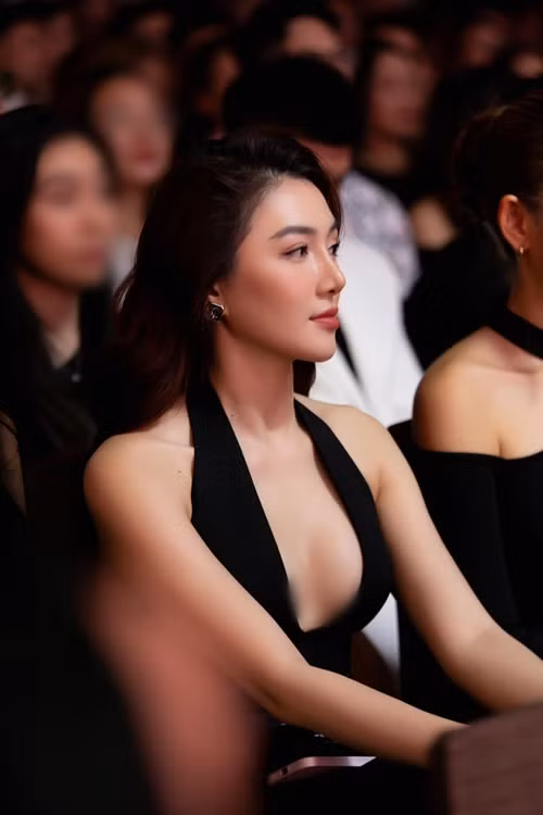 Lê Hà có chiều cao 1m72, số đo ba vòng 88-62-90cm.