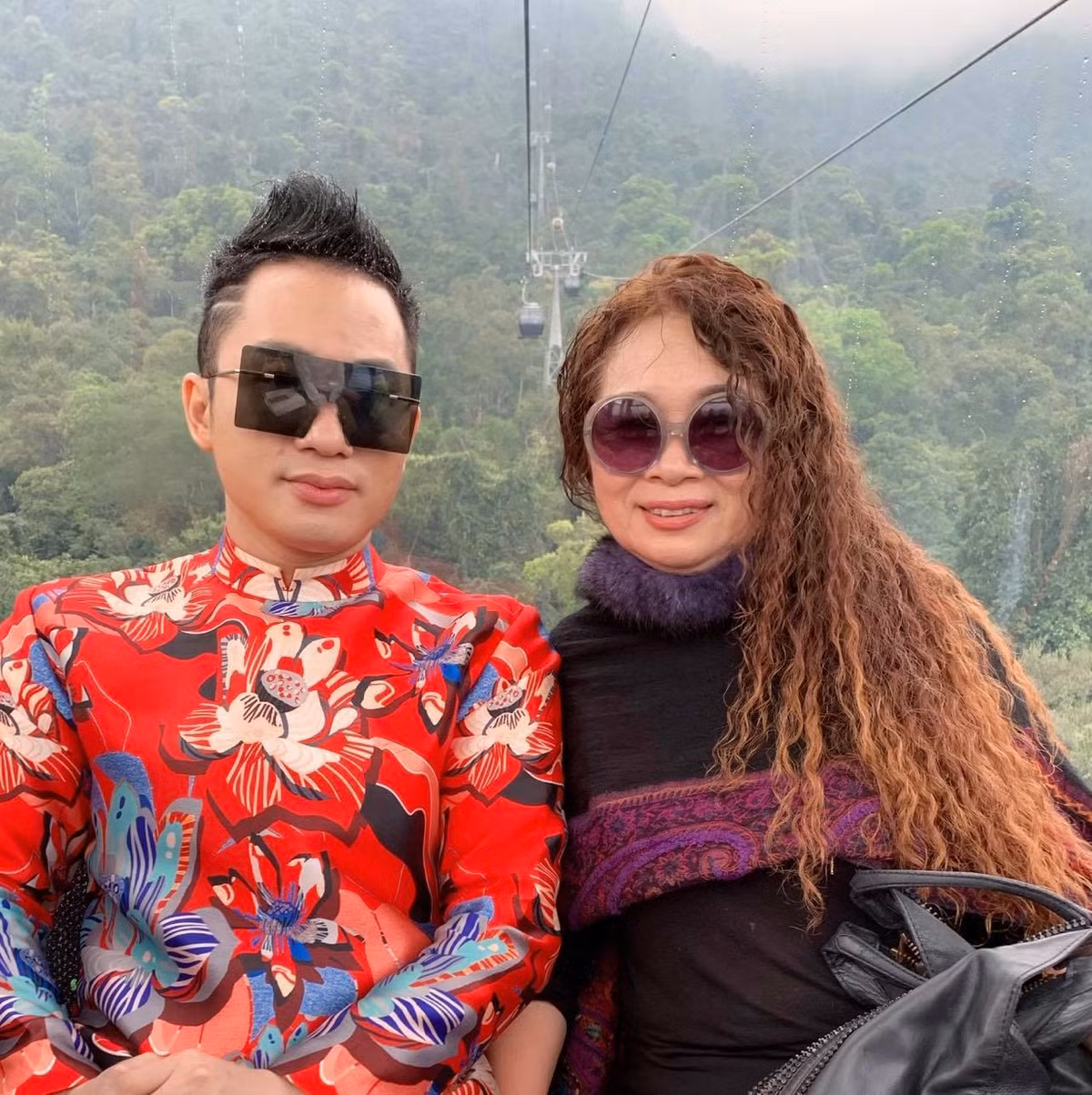 Người phụ nữ đặc biệt nhất của Tùng Dương là mẹ của anh. “Mẹ là người đã thức thâu đêm để khâu từng bộ trang phục biểu diễn cho tôi. Tất cả những điều bà làm đều rất lặng lẽ âm thầm, thương con theo cách mẹ muốn”, nam ca sĩ chia sẻ trên Vietnamnet. Ảnh: Vietnamnet.