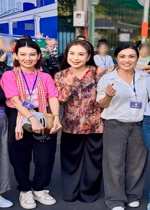 Các nghệ sĩ Kim Xuân (giữa) và Mỹ Uyên cũng có mặt từ sớm để tham gia tập luyện. Ảnh: FB Phương Thanh.