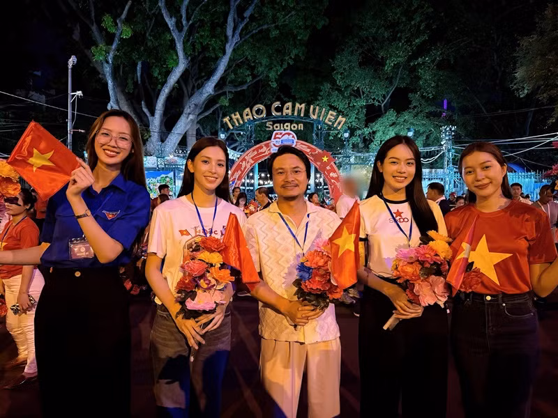 Bảo Ngọc chụp ảnh kỷ niệm cùng Trần Tiểu Vy và Thanh Thủy. Ảnh: FB Bảo Ngọc.