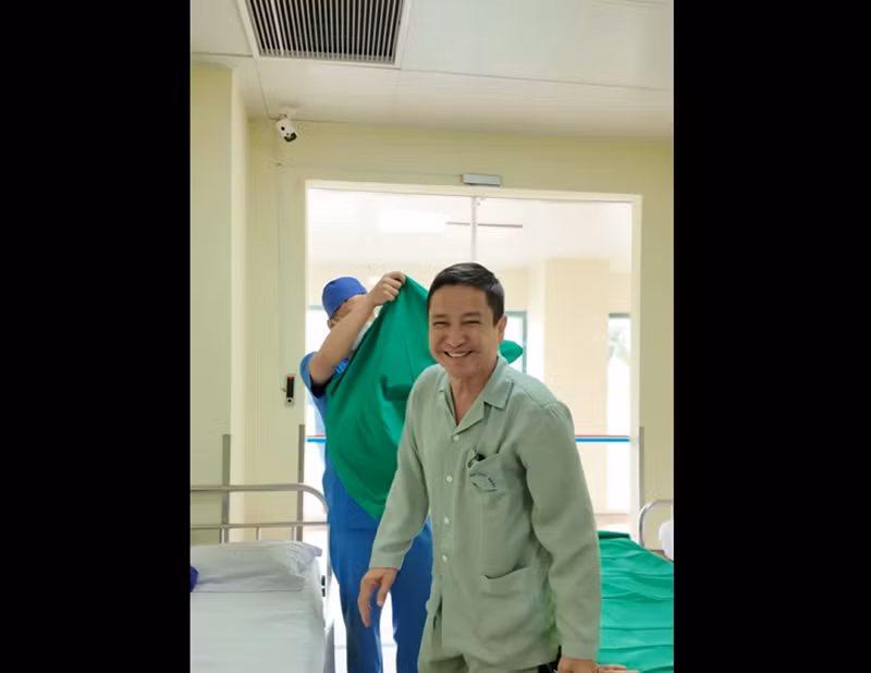 NSƯT Chí Trung sẽ nằm lại viện một vài ngày. Anh còn cho biết sẽ kể cho khán giả những câu chuyện về sức khỏe, nhân sinh quan, thế giới quan, cuộc sống, gia đình.
