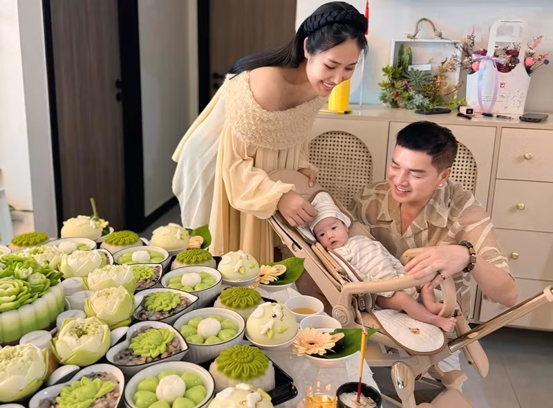 Cặp đôi tổ chức tiệc đầy tháng cho con trai chung vào tháng 12/2024. Ảnh: FB Quang Minh.