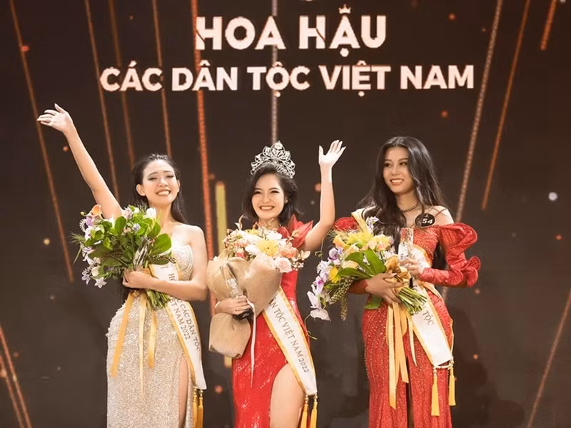 Năm 2022, Nông Thúy Hằng đăng quang Hoa hậu các Dân tộc Việt Nam. Á hậu 1 và 2 lần lượt thuộc về Lương Thị Hoa Đan và Thạch Thu Thảo (ngoài cùng bên phải). Ảnh: Fanpage Hoa hậu các Dân tộc Việt Nam.