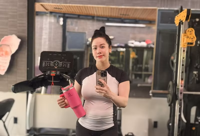 Nhật Kim Anh có huấn luyện viên gym riêng. Ngoài tập luyện, cô còn ăn uống khoa học, được một cô giáo lên thực đơn.