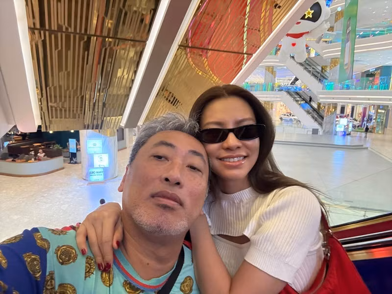 Theo Tiền Phong, đạo diễn Quang Dũng và Bùi Lan Hương gặp nhau khi cô thu âm ca khúc nhạc phim điện ảnh Tiệc trăng máu. Nam đạo diễn "say nắng" nữ ca sĩ bởi cô vừa giỏi lại đẹp. Còn Bùi Lan Hương có cảm tình với Nguyễn Quang Dũng vì gu nghệ thuật của đạo diễn nổi tiếng này cũng như sự thật thà, có gì nói vậy giống như cô. Ảnh: FB Quang Dũng.