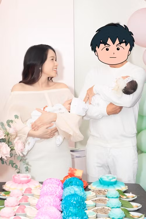 Sam chia sẻ trên Người Đưa Tin về chồng khi còn hẹn hò: "Cái điểm mấu chốt khiến tôi rung động là sự chân thành. Dù anh ấy không biết tiếng Việt hay tiếng Anh nhưng vẫn cố gắng để hiểu tôi, chinh phục tôi. Thứ 2, điều khiến tôi rung động nhiều nhất, dẫn đến quyết định chốt đơn là anh ấy rất quan tâm, chân thành với gia đình tôi. Anh vừa yêu tôi, vừa tôi luôn cả gia đình tôi nữa".