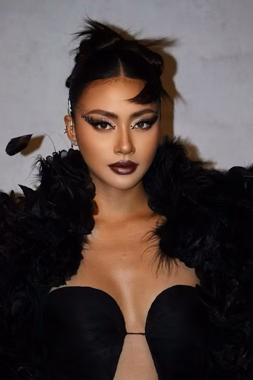 Cuối năm 2023, Bùi Xuân Hạnh đăng quang Miss Cosmo Vietnam - Hoa hậu Hoàn vũ Việt Nam. Thời điểm giành vương miện, cô cao 1m72, có số đo ba vòng 82-60-87 cm.