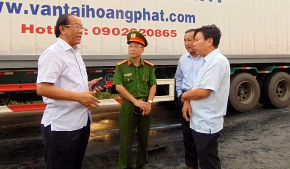 Trong ảnh, các cấp chính quyền và công an nhanh chóng có mặt tại hiện trường xe rước dâu gặp nạn cùng lên phương án tìm hiểu nguyên nhân cũng như khắc phục hậu quả vụ tai nạn thảm khốc.