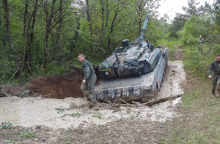 Quân đội Pháp vất vả cứu xe tăng AMX-56 Leclerc Quan doi Phap vat va cuu xe tang AMX-56 Leclerc