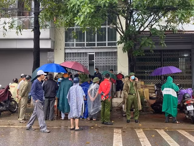  Phát hiện thi thể 2 vợ chồng trong căn nhà khóa trái cửa: Sáng 6/4, người dân phát hiện bên trong căn nhà trên đường Khuất Quang Chiến, ở thị trấn phố Lu, Lào Cai bốc ra mùi hôi thối, gọi cửa không thấy ai trả lời nên báo công an phá cửa thì phát hiện thi thể 2 vợ chồng. 