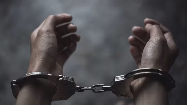  Nữ giám đốc dùng ảnh nhạy cảm tống tiền hiệu trưởng: Nguyễn Thị Lan là Giám đốc Trung tâm Khoa học giáo dục và đào tạo Đức Trí ở Hải Dương đã thông tin với với chị K.T. là Hiệu trưởng một trường tiểu học trên địa bàn TP. Hải Dương là mình có nhiều hình ảnh, clip có nội dung nhạy cảm của chị T. rồi tống tiền nhưng bất thành. Ngày 1/4, Lan bị Công an Hải Dương tạm giữ để điều tra. 