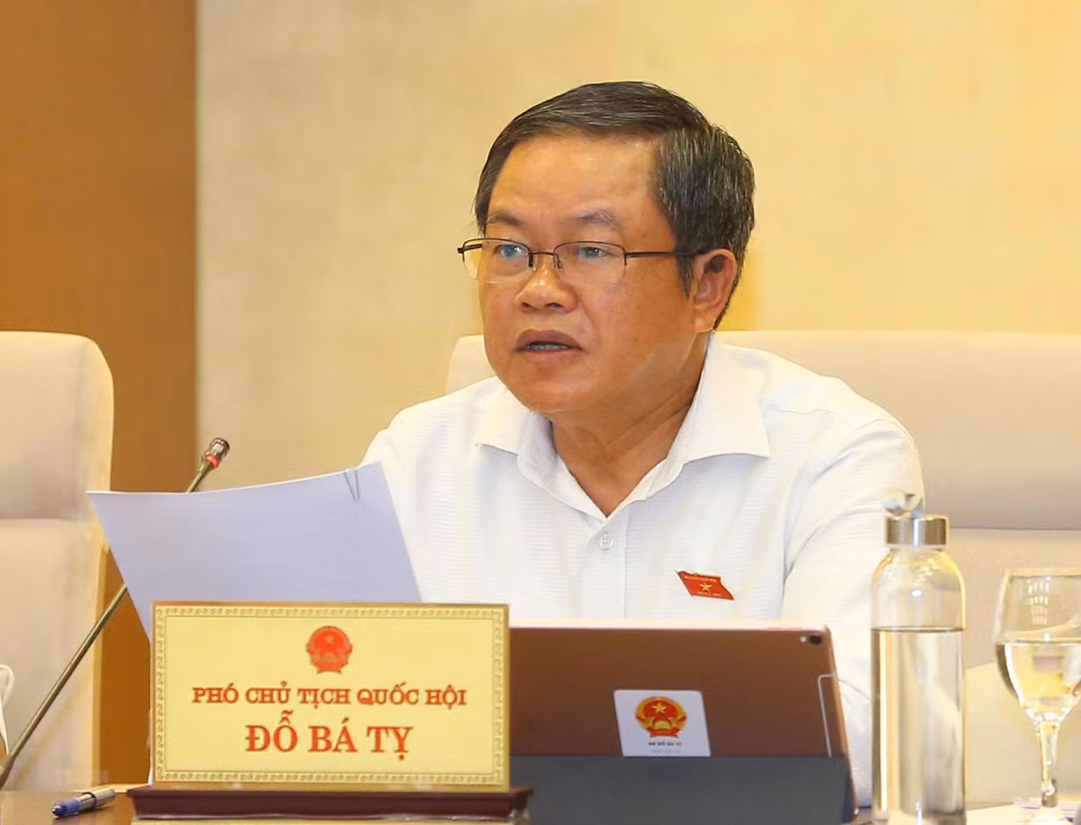  Phó chủ tịch Quốc hội Đỗ Bá Tỵ: Sinh: 1954, quê Đan Phượng, Hà Nội. Chức vụ: Ủy viên Trung ương Đảng: Khóa X, XI, XII; Đại tướng, Phó Chủ tịch Quốc hội: Khóa XIII, XIV; Đại biểu Quốc hội: Khóa X, XIII, XIV. Trình độ lý luận chính trị: Cao cấp. Trình độ chuyên môn: Đại học - Chỉ huy tham mưu.