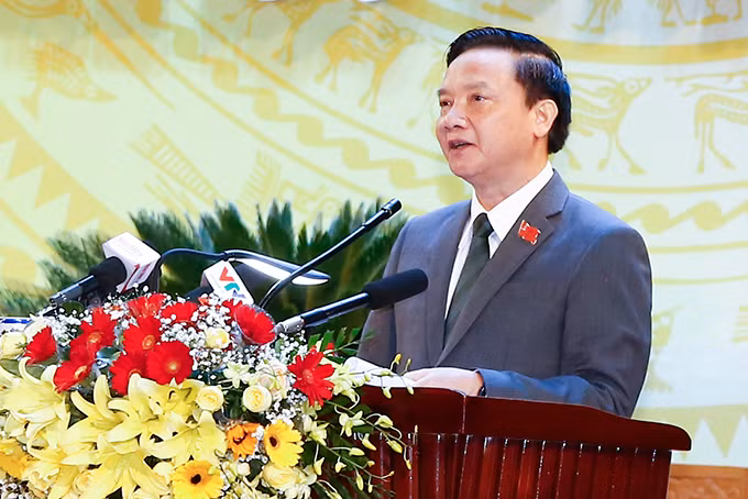  Phó chủ tịch Quốc hội Nguyễn Khắc Định: Sinh: 1964, quê Vũ Thư, Thái Bình. Chức vụ: Ủy viên Trung ương Đảng: Khóa XII, XIII; Bí thư Tỉnh ủy Khánh Hòa; Đại biểu Quốc hội: Khóa XIV. Trình độ lý luận chính trị: Cao cấp. Trình độ chuyên môn: Tiến sĩ Luật học.