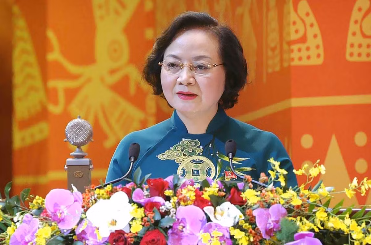  Bà Phạm Thị Thanh Trà, Ủy viên Trung ương Đảng, Bộ trưởng Bộ Nội vụ: Bà Phạm Thị Thanh Trà (57 tuổi, quê Nghệ An). Bà là nữ Bộ trưởng Nội vụ đầu tiên sau 75 năm thành lập ngành Nội vụ và là thành viên nữ thứ 2 trong Chính phủ hiện nay, sau Thống đốc Ngân hàng Nhà nước Nguyễn Thị Hồng. Bà có trình độ chuyên môn Thạc sĩ Quản lý giáo dục, Cử nhân Sư phạm.
