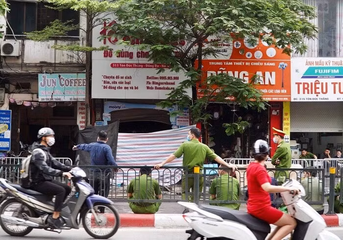Trao đổi với PV Tri thức và Cuộc sống, luật sư Đặng Văn Cường, Trưởng Văn phòng luật sư Chính Pháp (Đoàn luật sư TP Hà Nội) cho biết vụ hỏa hoạn để lại thiệt hại lớn, khiến nhiều người thương cảm. Lực lượng chức năng sẽ làm rõ nguyên nhân, xem xét trách nhiệm pháp lý của những người liên quan vụ cháy nhà khiến 4 người tử vong.