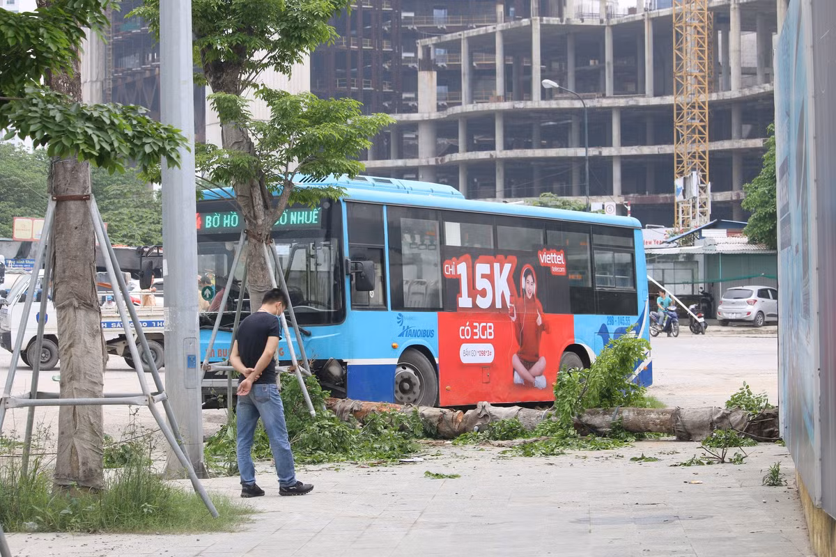 Theo nhân chứng, lúc xảy ra vụ tai nạn, ngoài nạn nhân, một người đàn ông khác cũng đi gần đó nhưng may mắn thoát nạn. Ngay sau đó người dân và lực lượng công an đã có mặt tại hiện trường. Chỗ này xe buýt không được phép đi vào, không hiểu tại sao tài xế lại đi vào đây. Trên xe lúc đó cũng không có hành khách. 