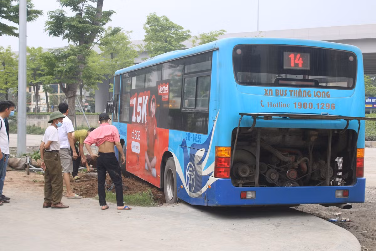 Một bảo vệ xây dựng gần đó cho hay, chiếc xe đã ôm cua với tốc độ cao, sau đó lao lên vỉa hè. "Chiếc xe buýt cũng không chạy vào đây, vì phía trong là cổng vào khu đô thị" - người này cho hay. 